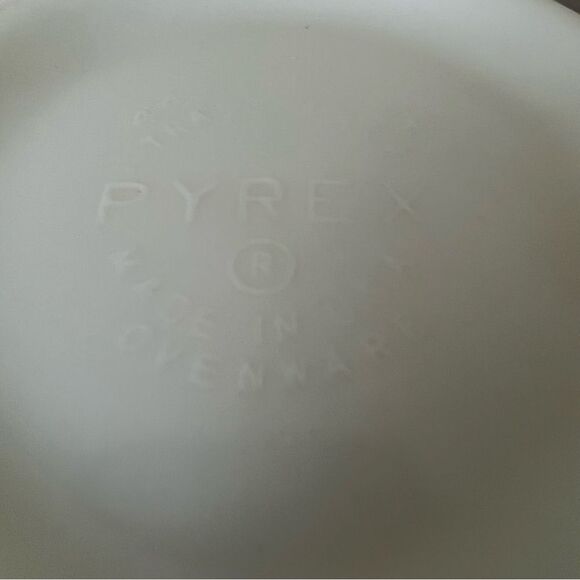 Mid century Pyrex milk glass vintage gold butterfly pattern 2.5 quart bowl - Picture 8 of 10